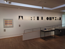 Kunstbibliothek Berlin, Typographien des Alphabets in der Ausstellung 
‚Hansjörg Mayer - Typoems‘, 2019-20 (Foto: Frederik Schikowski, Berlin)