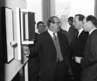 Kunstkabinett Vischer, Mönchengladbach 1962 - Mobile Objekte (solo)
(vorne Mitte: Siegfried Cremer, rechts: Johannes Cladders)