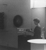 Stedelijk Museum, Amsterdam 1961 - Mobiles Objekt, in Bewegung versetzt 
von Ursula Cremer, in der Ausstellung ‚Bewogen Beweging‘